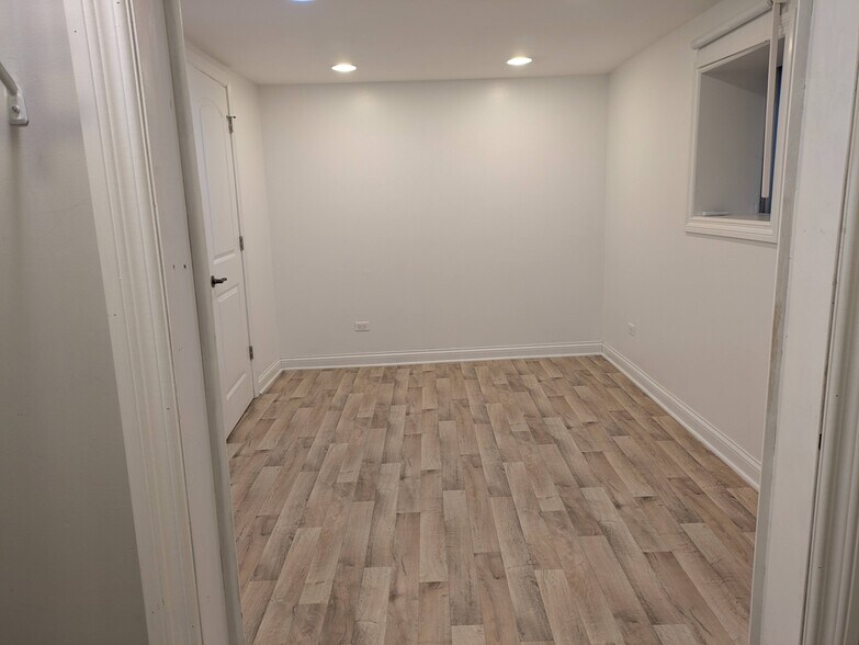 Main Bedroom - 3139 W Leland Ave