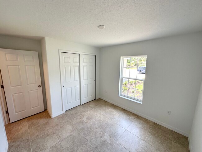Building Photo - 14 Sleigh Bell Pl