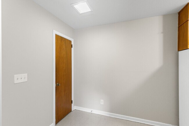 Building Photo - Celeste Manor - 1 Bedroom / 1 Bathroom, Updated