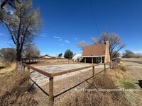 Building Photo - Cute A-frame home in Palmdale!