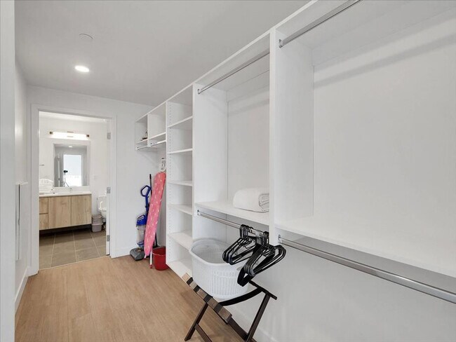 Building Photo - 817 N 6th St