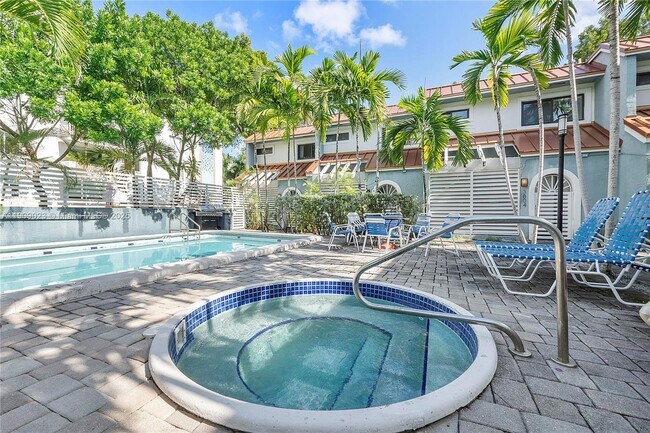 Building Photo - 517 NE 38th St