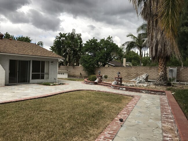 Building Photo - Beautiful 3 Bedroom 2 Bathroom West Hills Home! Great Location! Ready for Move-In!