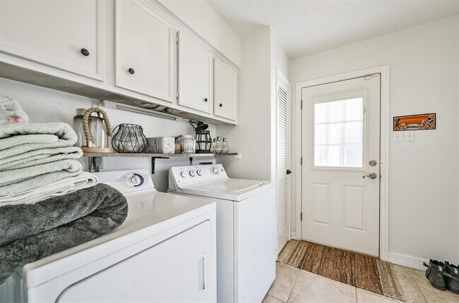 Building Photo - 12114 Rocky Knoll Dr
