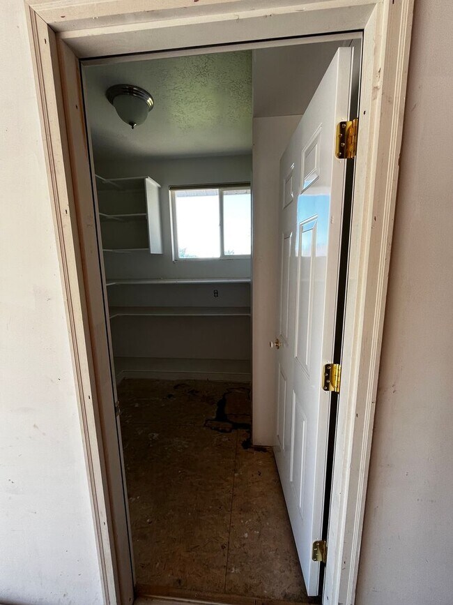 Building Photo - Beautiful 6 Bedroom/4 Bathroom in Centerville