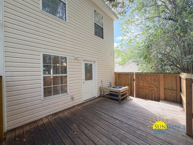 Building Photo - Stunning 2 Bedroom Townhome Near Eglin AFB & Hurlburt Field!