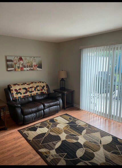 Living room - 39 Lakeshore Ln