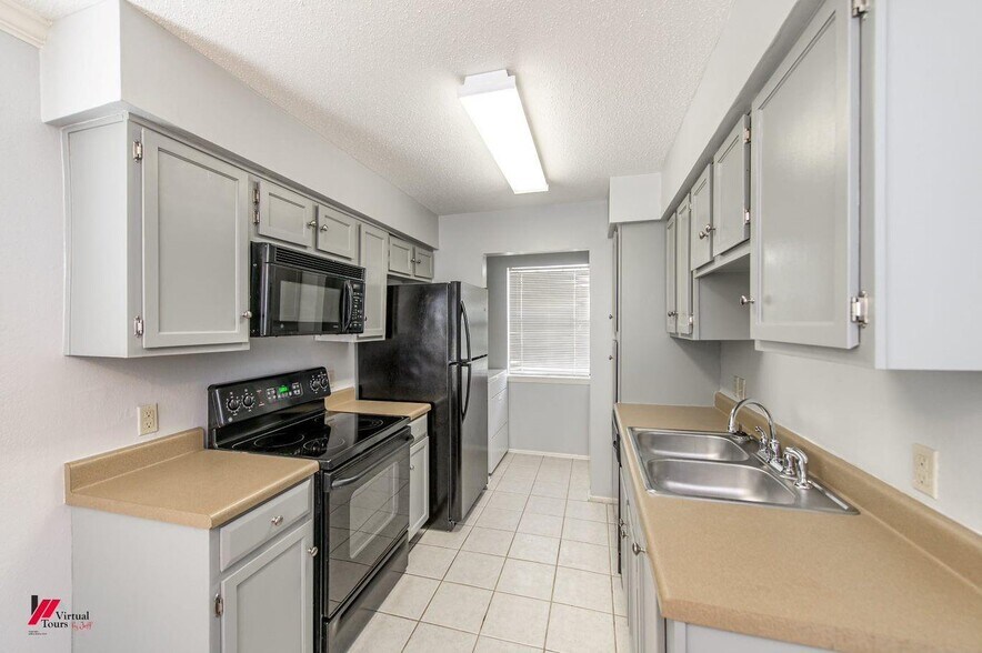 Building Photo - 3636 Greenacres Place Dr