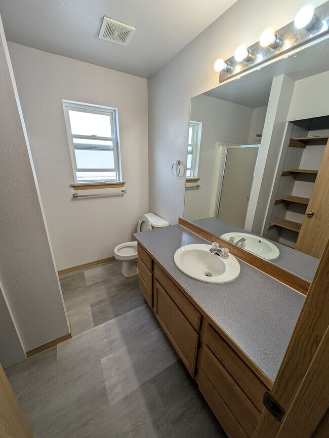 Building Photo - Tri Level, 3 Bedroom For Rent in Port Orchard - Available June 25th!