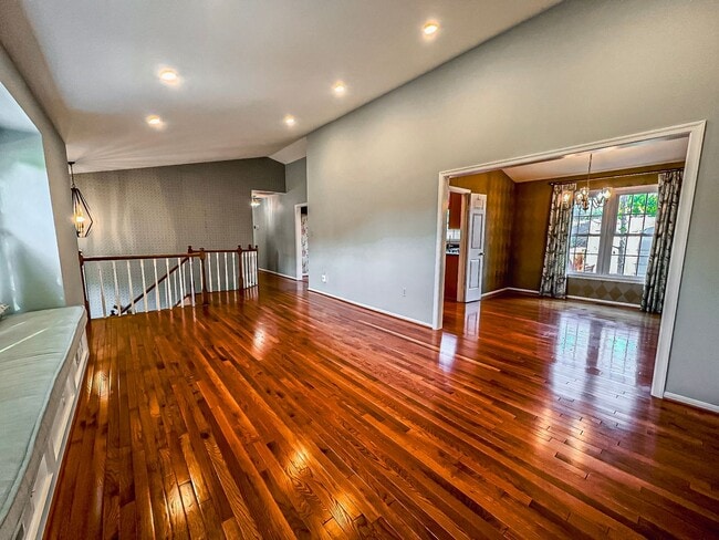 Building Photo - Magnificent 5 Bed 3 Bath Colonial Home Sit...