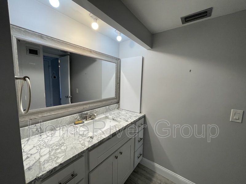 Building Photo - 2618 Cove Cay Dr