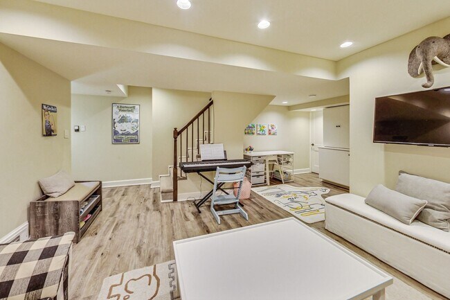 Building Photo - COMING SOON - Stunning 4 bed + 2 full & 2 1/2 bath Classic in NW DC