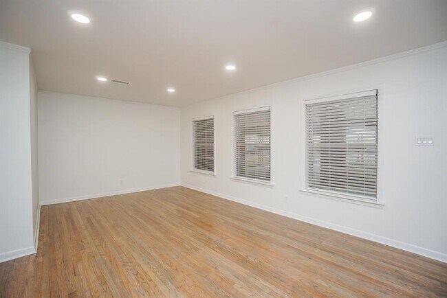 Building Photo - 4145 Sarong Dr