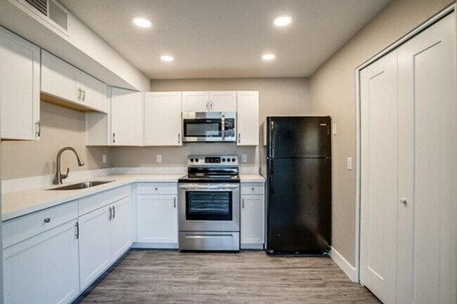 Building Photo - 603 S Bellview