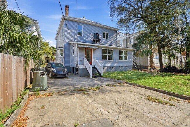 Building Photo - Beautiful Victorian Home for Lease in the Heart of Savannah