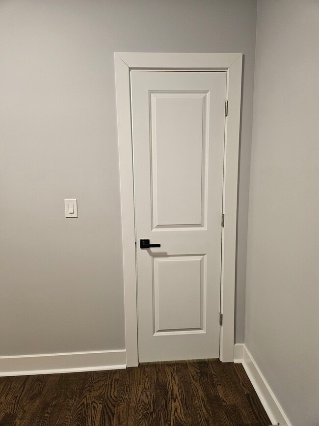 Building Photo - 831 S Western Ave