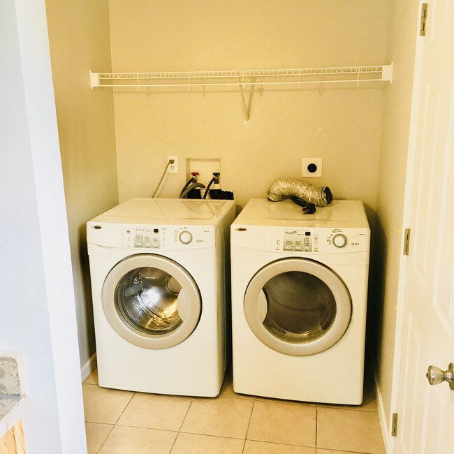 Building Photo - 913 E Emerson St