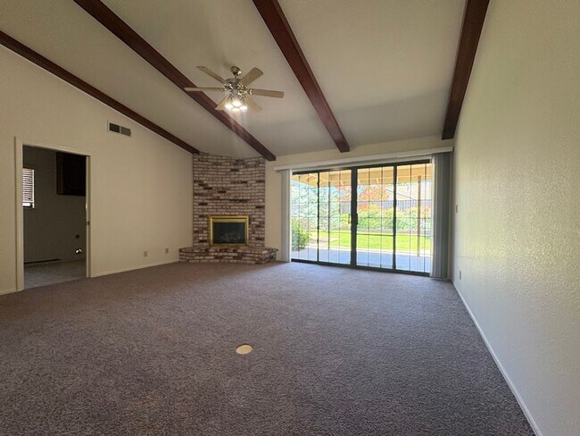 Building Photo - Spacious 4 Bedroom Home in Quiet Galt Neighborhood