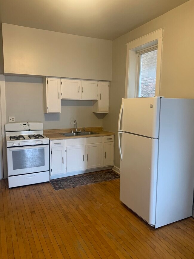 Building Photo - 858 N Ashland Ave