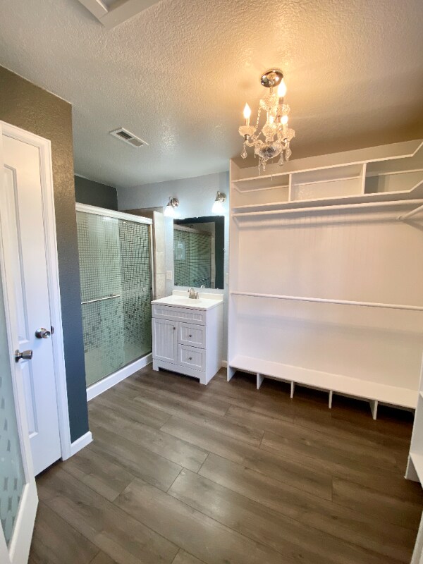 Building Photo - 305 Redwood Dr