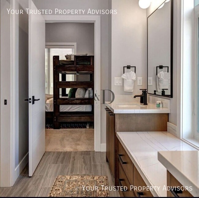 Building Photo - 807 E Klaim Dr