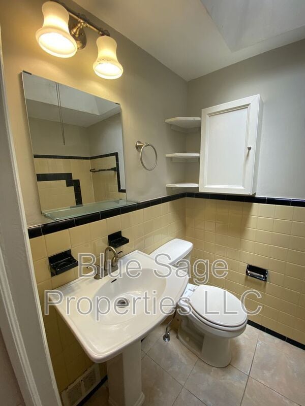 Building Photo - 2345 Bond Ave