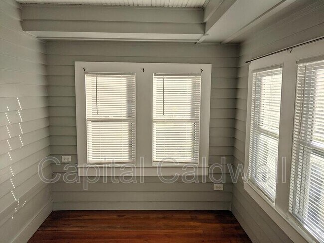 Building Photo - 304 E Hanna Ave