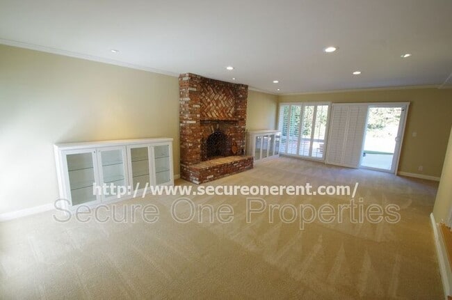 Building Photo - 5827 Fairhaven Ave