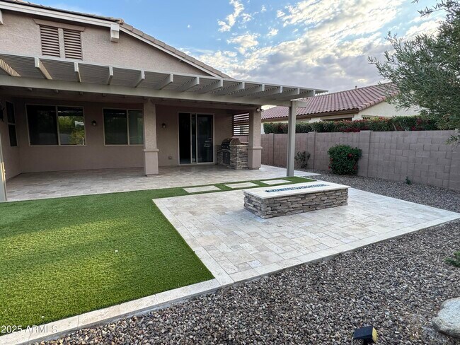 Building Photo - 712 W San Carlos Way