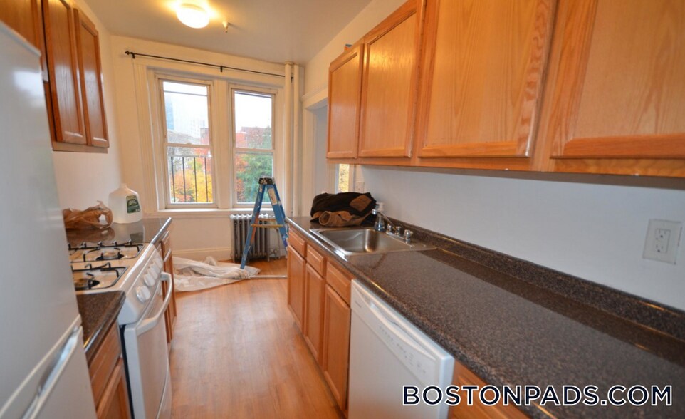 Building Photo - 231 Park Dr