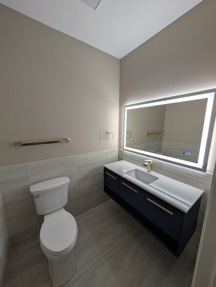 Powder room - 319 Howard St