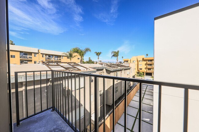 Building Photo - 1237 N Orange Dr