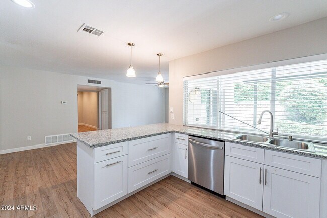 Building Photo - 110 W Seldon Ln
