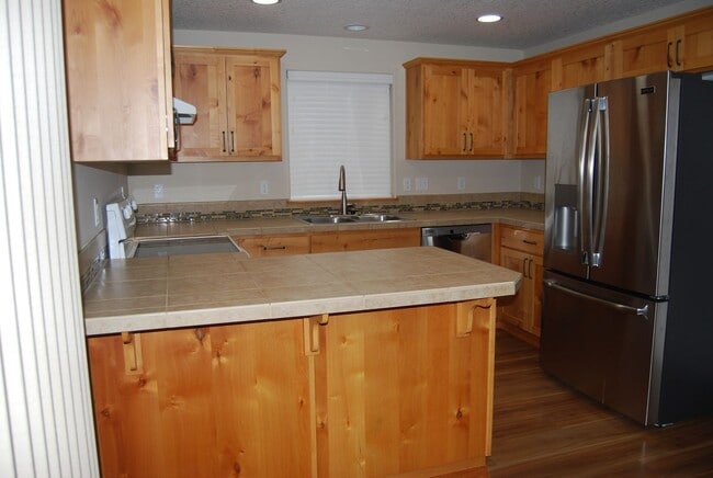 Building Photo - Well Maintained 3 Bedroom 2.5 Bath Newberg OR