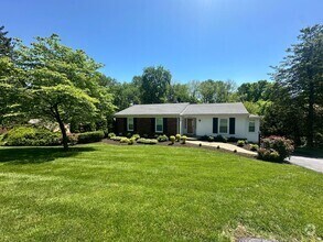 Building Photo - Charming Walk-Out Ranch in Sought-After Ba...