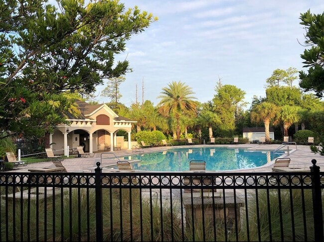 Building Photo - Luxury Living in Woodland Lakes Preserve: Fully-Furnished