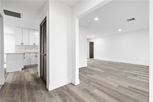 Building Photo - 709 SE 10th Pl