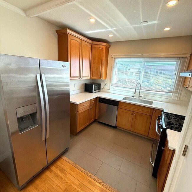 Building Photo - Sunlit 3-Bed, 2-Bath Home Steps from Balbo...