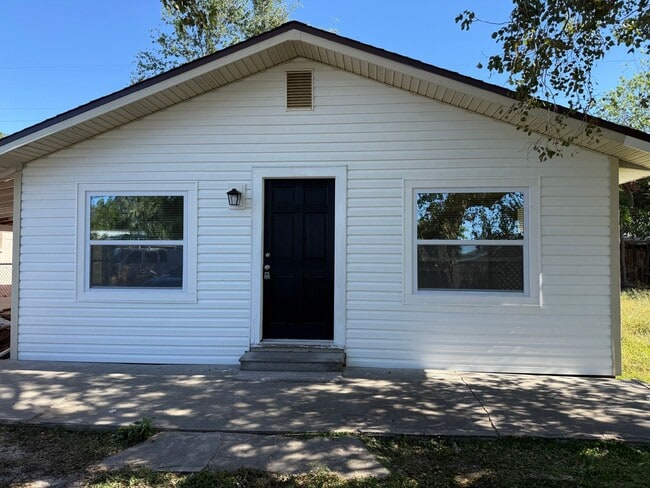 Building Photo - 2 bed 1 bath