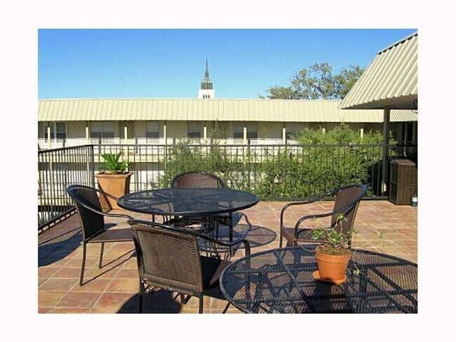 Building Photo - Sublease Available 9/14/2026- 8/01/2027