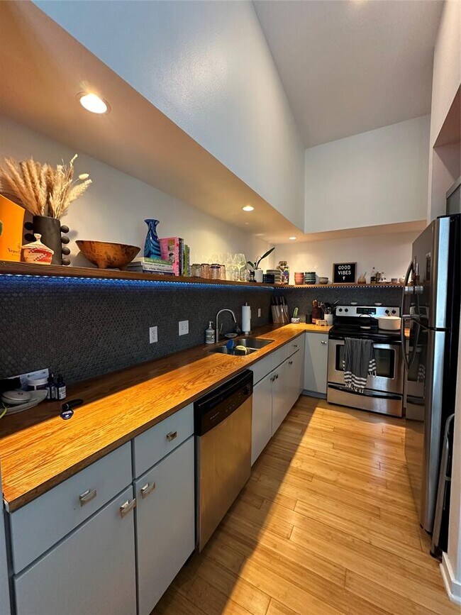 Building Photo - 2200 Dickson Dr