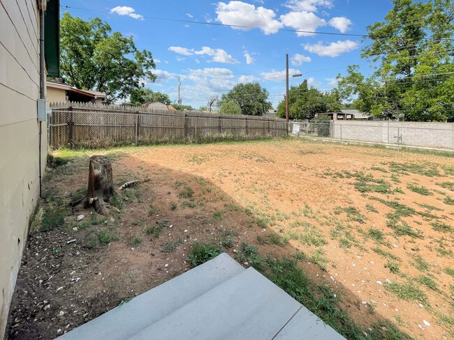 Building Photo - 1517 N Breckon Dr