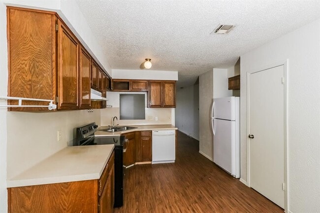 Building Photo - 323 W William Cannon Dr