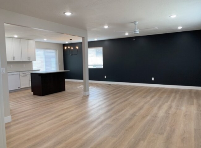 Building Photo - Beautifully Remodeled Cottonwood Heights Home!