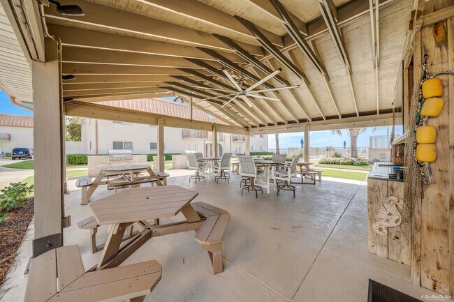 Building Photo - 2100 W Beach Dr