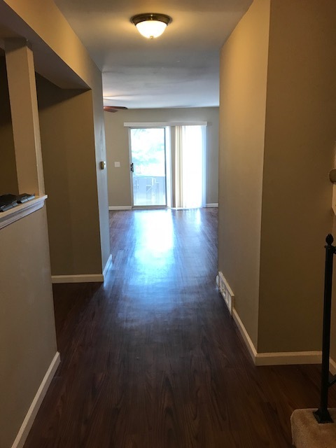 Building Photo - COMING SOON! 3bd/2.5 bth Townhouse Condo -