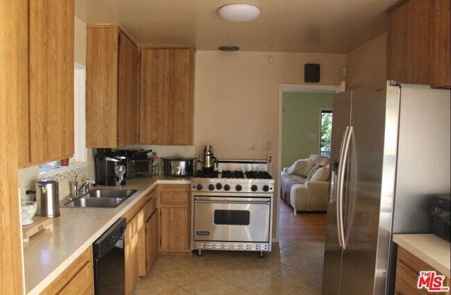 Building Photo - 3283 Kelton Ave