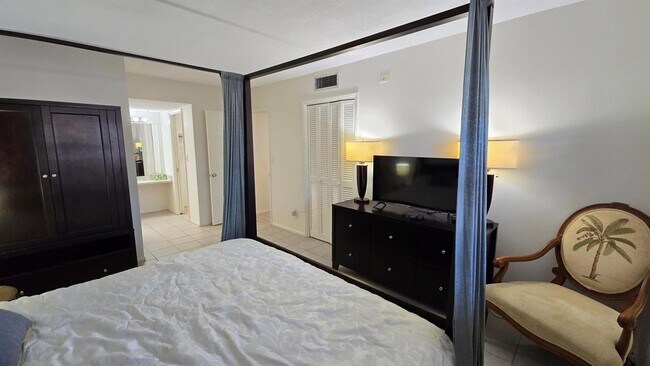 Building Photo - 3150 N Palm Aire Dr