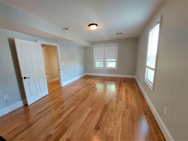 Building Photo - 55 Crawford St