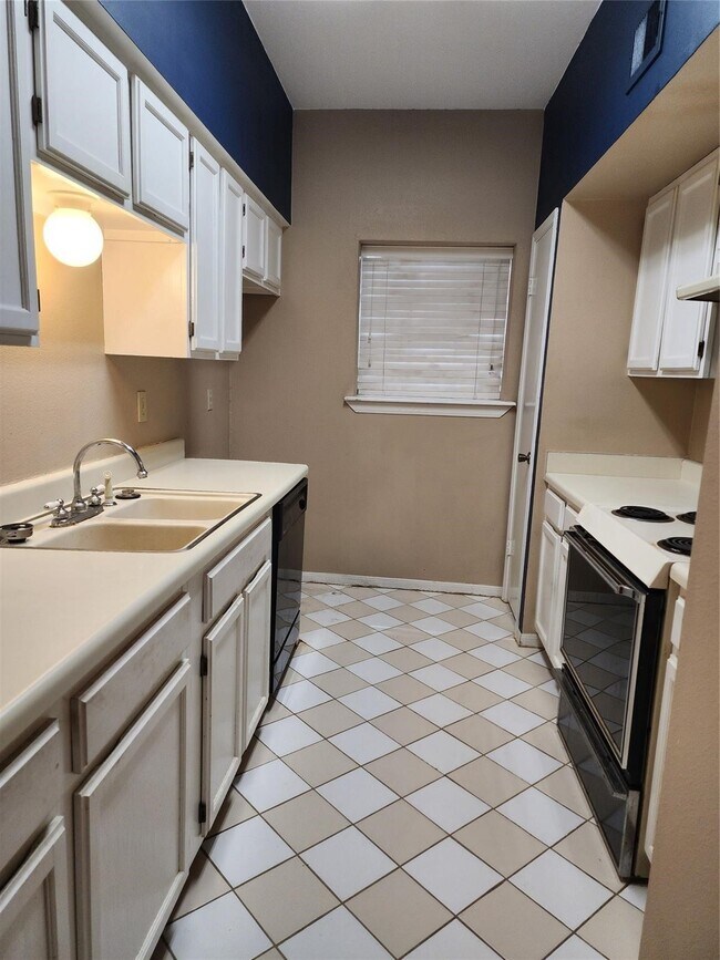 Building Photo - 7399 Regency Square Ct